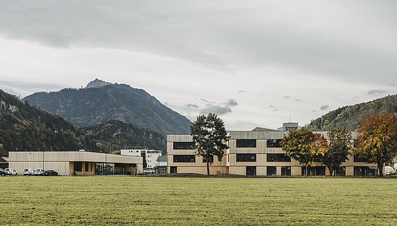 2_VS_Altenstadt_Aussen_Schule_Vereinehaus.jpg